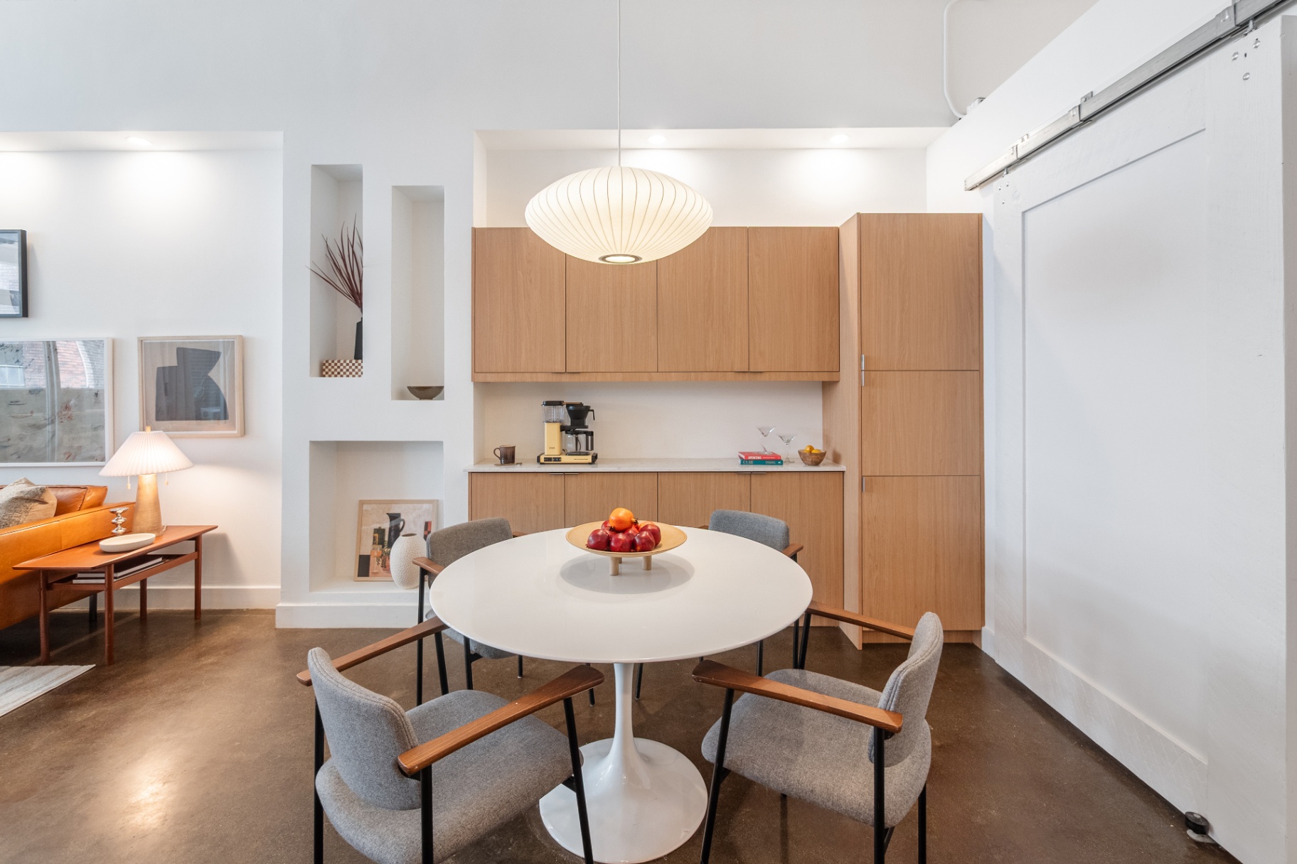 Dining area with pendant